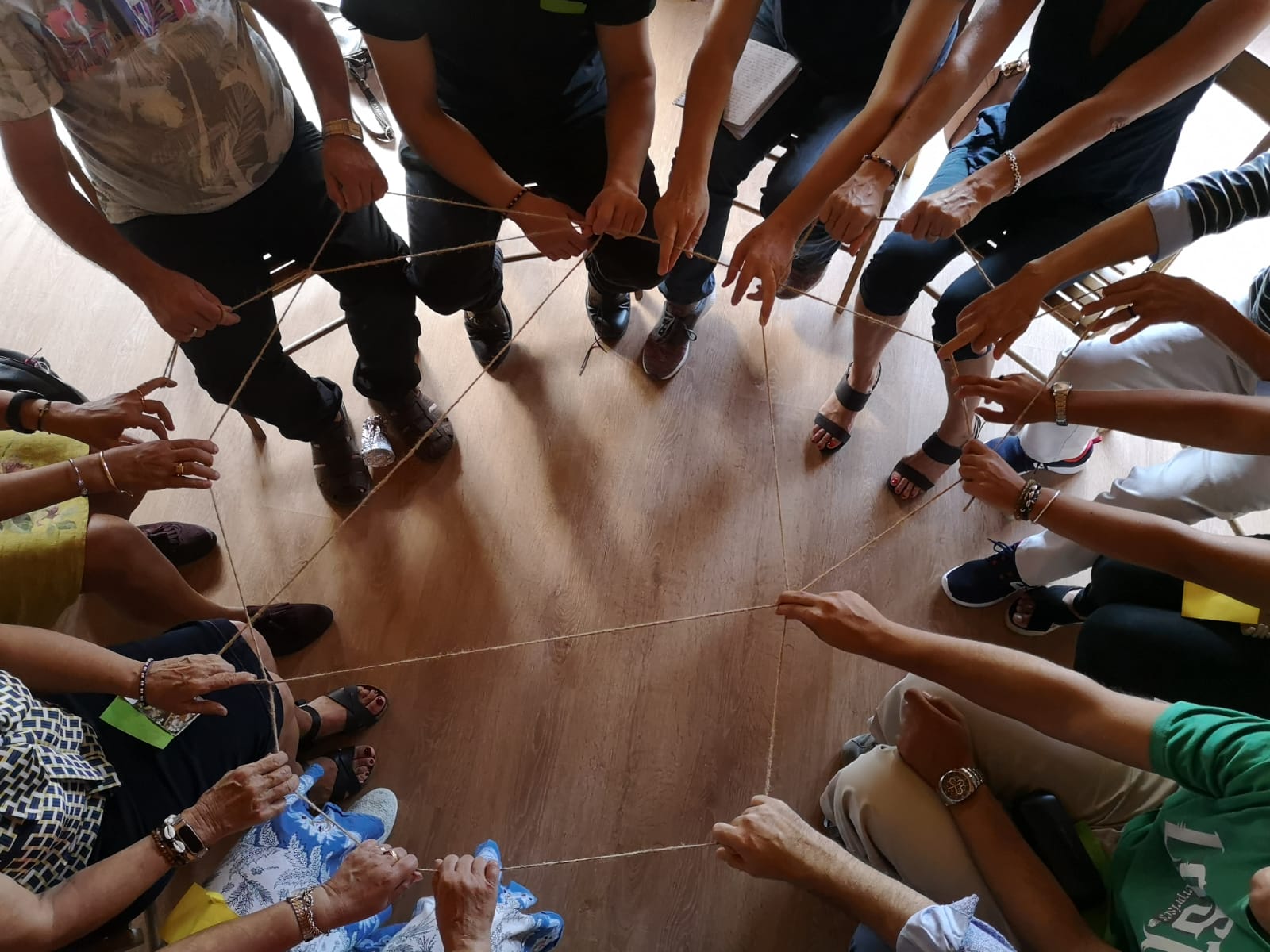 Personas colaborando y ayudando